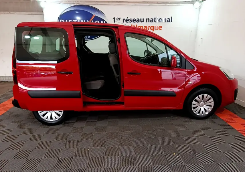 Profil côté gauche d'un Citroën Berlingo rouge 2016 avec porte coulissante arrière ouverte, intérieur visible.