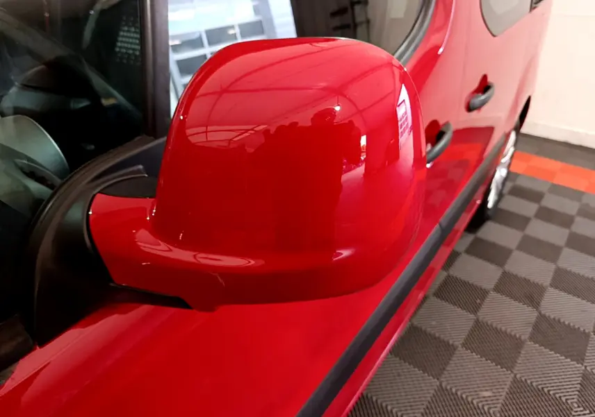 Rétroviseur côté gauche rouge vif du Citroën Berlingo BlueHDi 75 BVM Feel 2016, vue rapprochée en intérieur.
