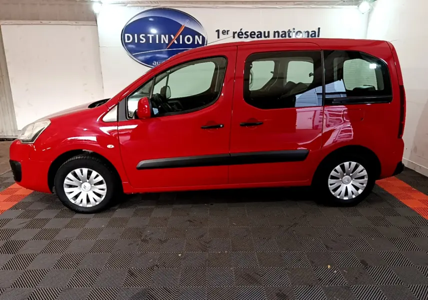 Profil côté gauche d'un Citroën Berlingo rouge de 2016, version BlueHDi 75 BVM Feel, en intérieur showroom.