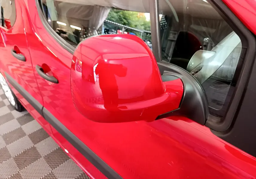 Rétroviseur côté droit rouge vif du Citroën Berlingo 2016, avec poignée de porte et partie latérale visibles.