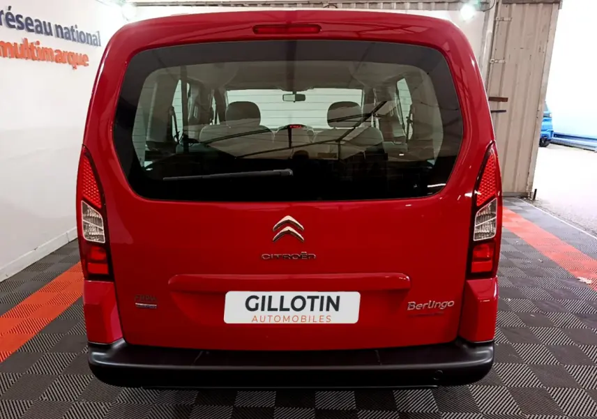 Vue arrière d'un Citroën Berlingo rouge 2016 avec logo et plaque d'immatriculation du concessionnaire visible.