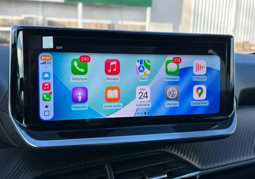 Écran tactile du tableau de bord de la Peugeot 208 Hybrid 110 blanc, affichant les applications connectées.