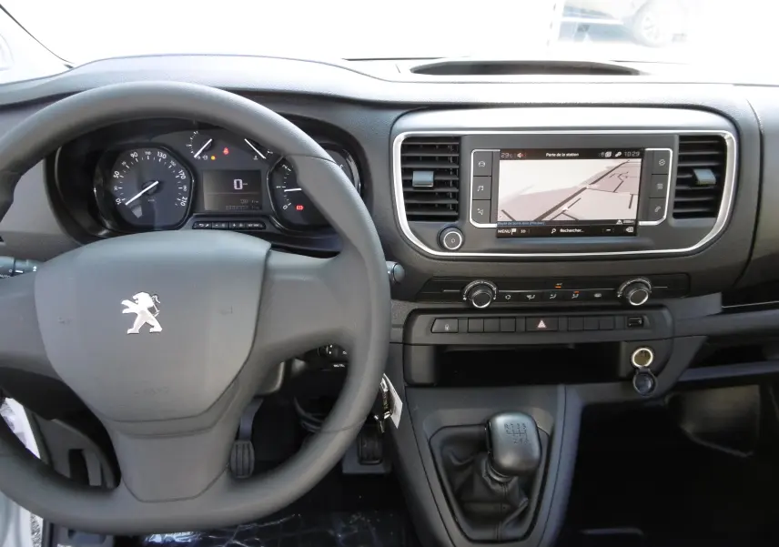 Vue intérieure du tableau de bord du Peugeot Expert Long 2023, avec volant, écran tactile et levier de vitesse manuel noir.