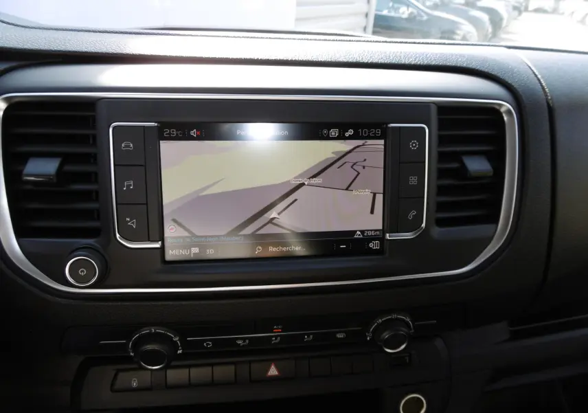 Vue rapprochée de l'écran tactile central avec navigation GPS du Peugeot Expert Long blanc, tableau de bord noir.