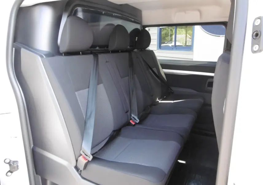 Vue intérieure côté gauche montrant la banquette arrière noire du Peugeot Expert Cabine Approfondie blanc 2023.