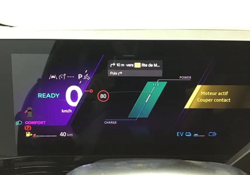 Tableau de bord numérique 12,3'' du Renault Rafale bleu sommet, affichant vitesse, mode confort et état hybride.