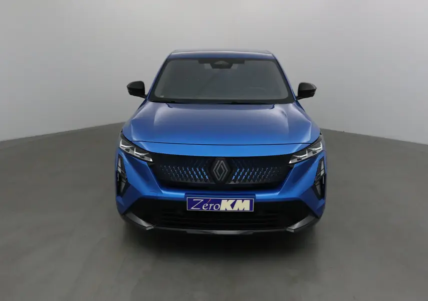 Vue frontale du Renault Rafale 2025 bleu sommet avec calandre noire et feux LED adaptatifs Vision.