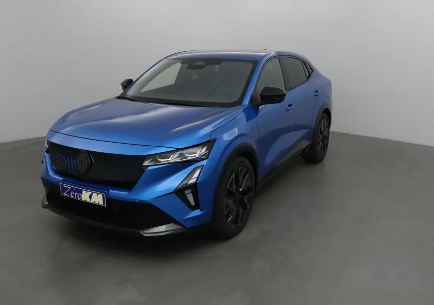 Renault Rafale 2025 bleu sommet en 3/4 avant droit avec calandre noire et jantes noires distinctives