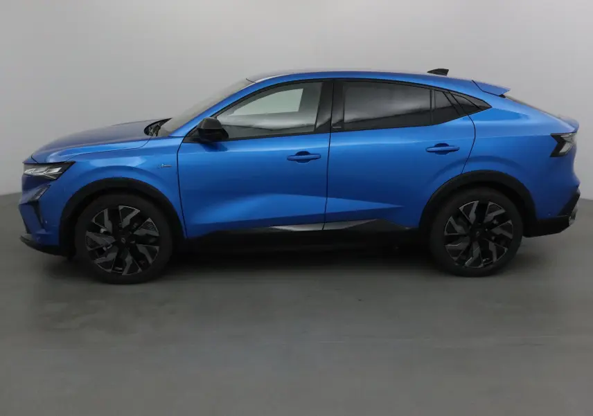 Profil côté gauche de la Renault Rafale bleu sommet 2025 avec jantes noires et lignes dynamiques marquées.