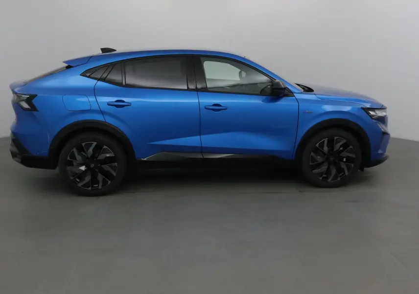 Profil droit de la Renault Rafale 1.2 E-Tech Full Hybrid 200 Esprit Alpine en bleu sommet avec jantes noires et lignes dynamiques.