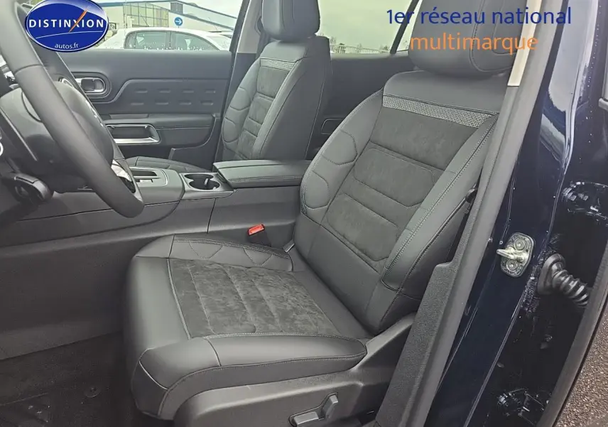 Intérieur côté conducteur du Citroën C5 Aircross bleu eclipse 2025, sièges cuir et alcantara avec console centrale visible.