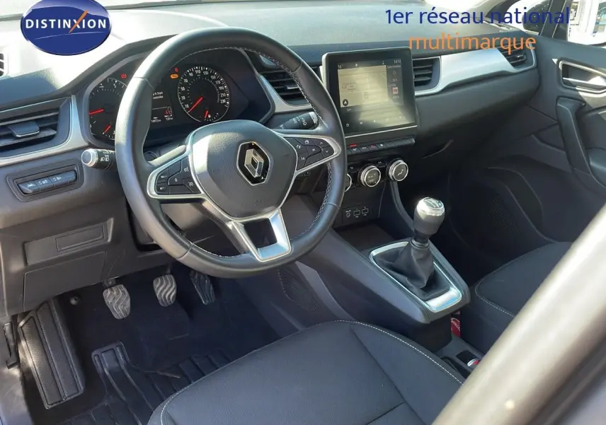 Intérieur avant du Renault Captur 2020, vue côté conducteur, volant multifonction et levier de vitesse manuel visibles.