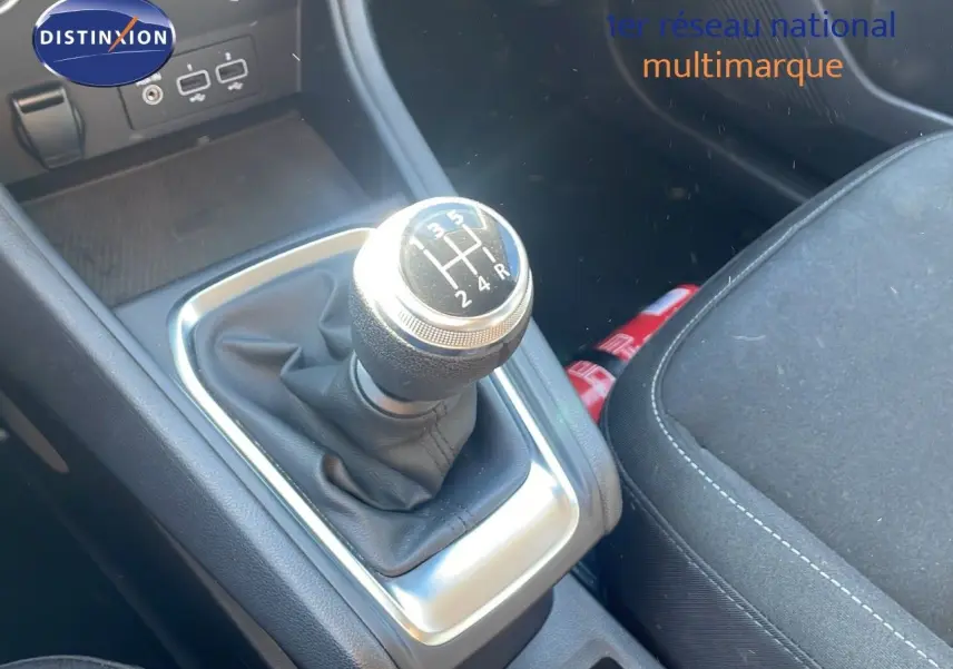 Le levier de vitesses manuel du Renault Captur TCE 100CH Corporate Edition 2020 en gros plan intérieur.