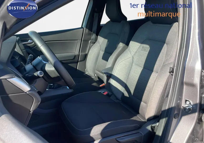 Intérieur avant du Renault Captur TCE 100CH Corporate Edition 2020, sièges tissu noir et gris, volant et tableau de bord visibles.