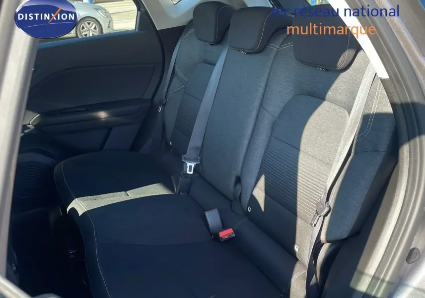 Vue intérieure sur les sièges arrière en tissu noir et gris du Renault Captur TCE 100CH Corporate Edition 2020.