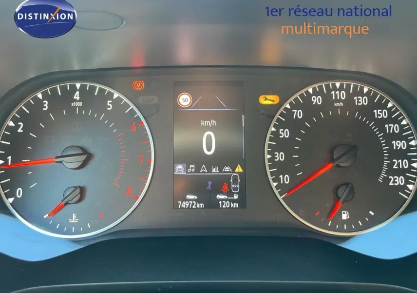 Tableau de bord du Renault Captur TCE 100CH 2020 avec affichage digital et compteurs analogiques au repos.