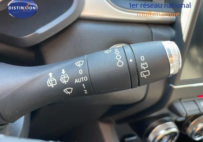 Gros plan sur la commande d'essuie-glace du Renault Captur TCE 100CH Corporate Edition 2020, intérieur noir.