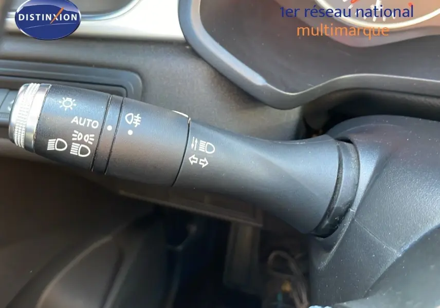 Gros plan sur la commande des phares et clignotants du Renault Captur gris cassiopée édition 2020.