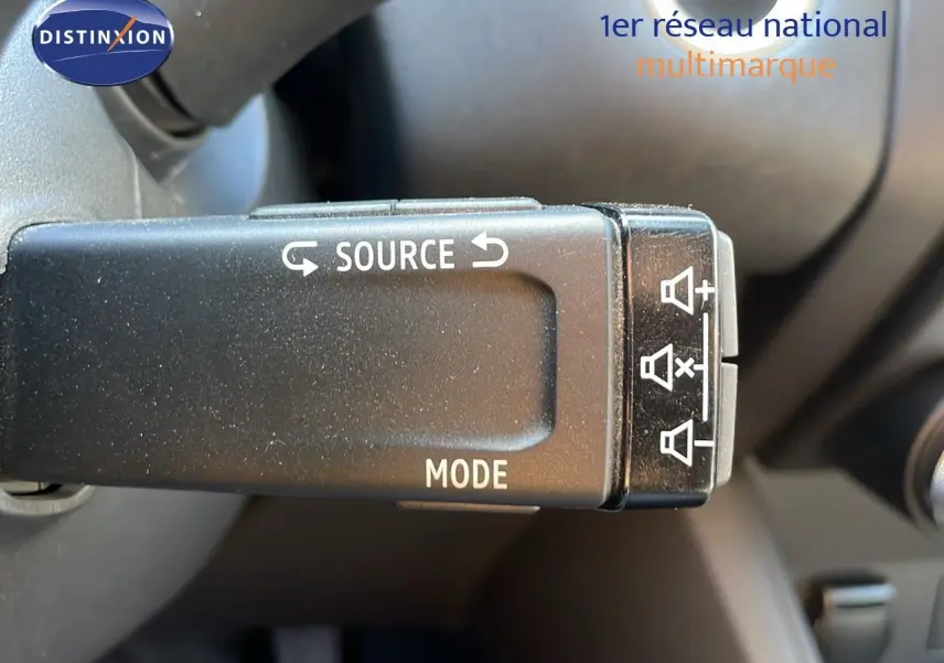 Gros plan sur la commande audio au volant du Renault Captur gris Cassiopée métal, version TCE 100CH Corporate Edition 2020.