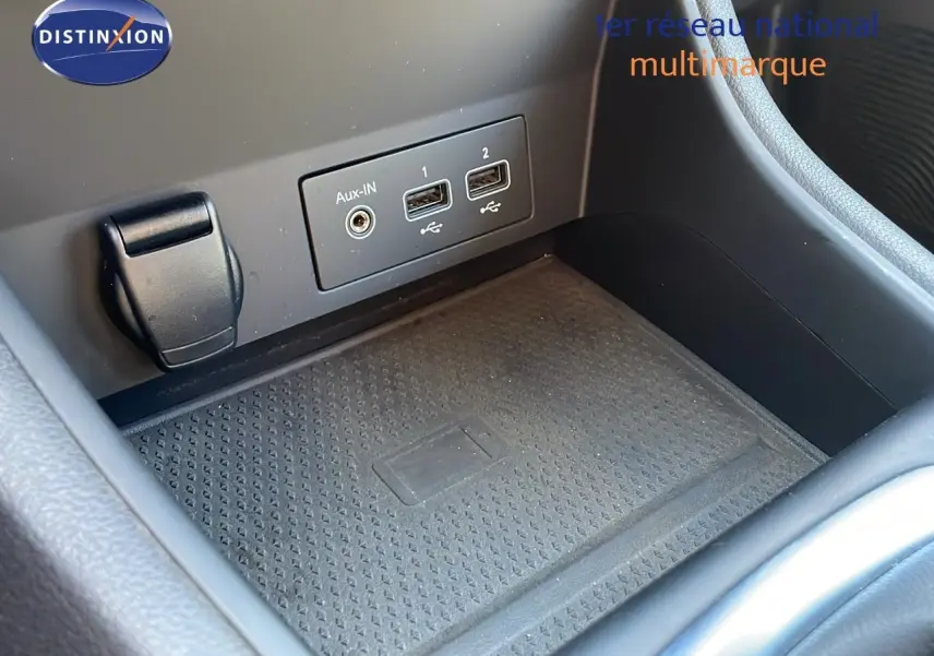 Prise auxiliaire et deux ports USB dans la console centrale d'un Renault Captur gris Cassiopée édition 2020.