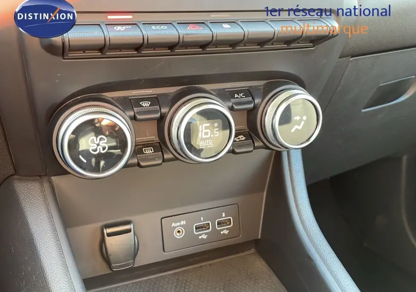 Détail de la console centrale du Renault Captur TCE 100CH Corporate Edition 2020 avec commandes de climatisation et ports USB.