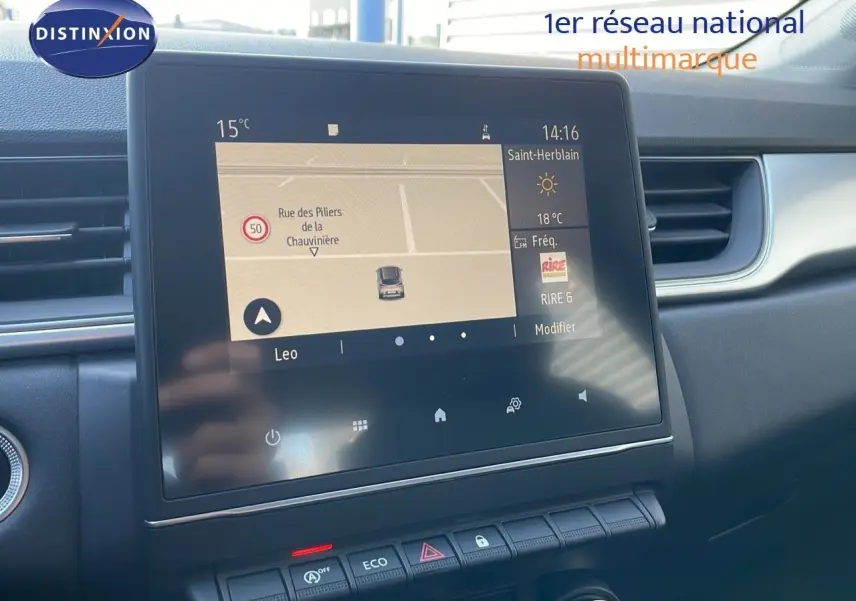 Écran tactile central avec navigation et commandes climatisation dans l'habitacle du Renault Captur gris cassiopée 2020.