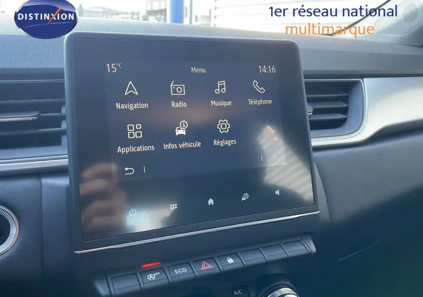 Écran tactile central allumé du tableau de bord du Renault Captur gris Cassiopée, affichant le menu multimédia.
