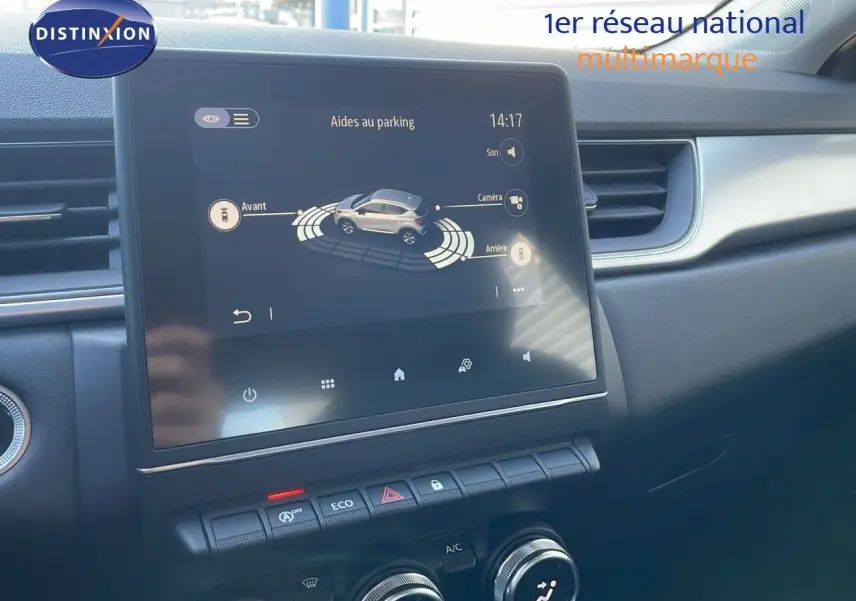 Écran tactile central affichant l'aide au parking dans l'habitacle d'un Renault Captur gris cassiopée 2020.