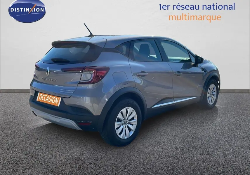 Vue 3/4 arrière droite d'un Renault Captur gris Cassiopée métal de 2020 avec feux LED et jantes alliage.