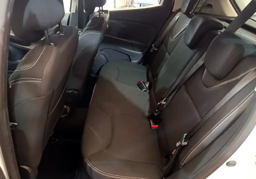 Vue intérieure côté droit sur la banquette arrière noire avec surpiqûres blanches de la Renault Clio Business TCe 90 blanche de 2019.