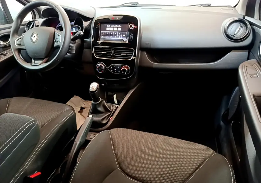 Intérieur de la Renault Clio Business TCe 90 2019, vue avant centrée sur le tableau de bord et volant cuir noir.