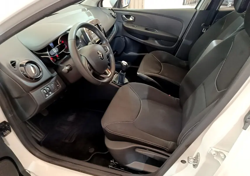 Intérieur de la Renault Clio Business TCe 90 2019 vue côté conducteur, sièges noirs et tableau de bord moderne.