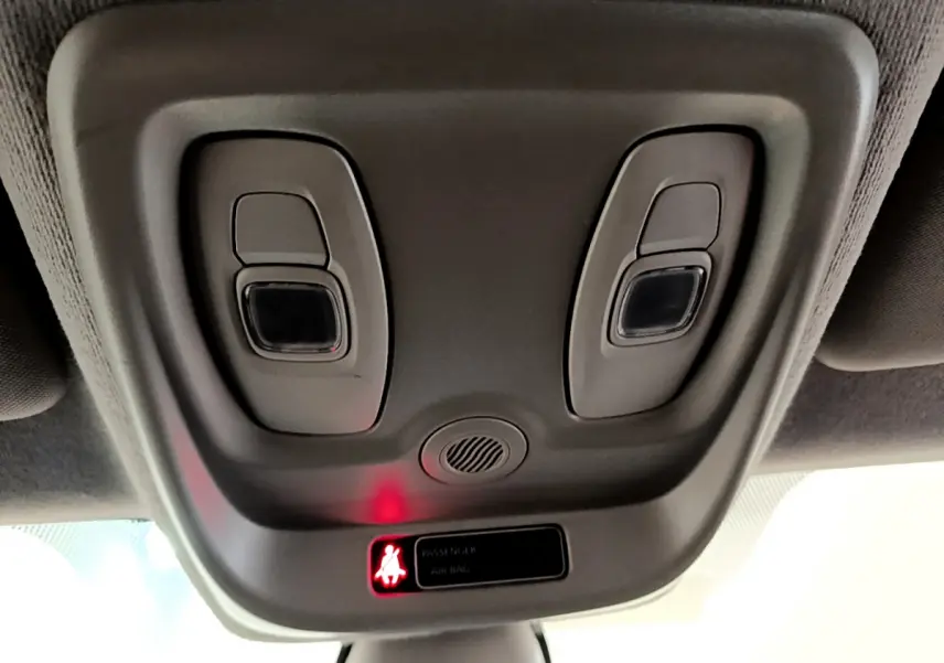 Vue en gros plan du plafonnier gris avec éclairages et témoin de ceinture de sécurité allumé dans une Renault Clio blanche 2019.