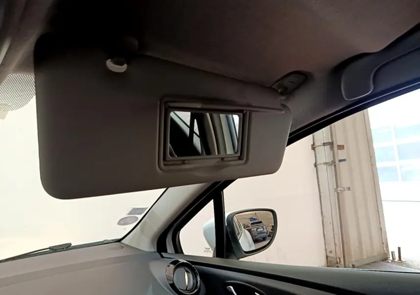 Miroir de courtoisie ouvert côté gauche dans l'habitacle d'une Renault Clio Business TCe 90 blanche de 2019.