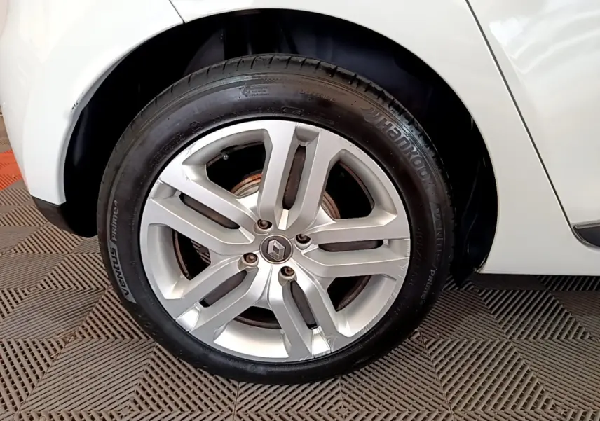 Gros plan sur la roue avant droite blanche d'une Renault Clio Business TCe 90 avec jante alliage à cinq branches.