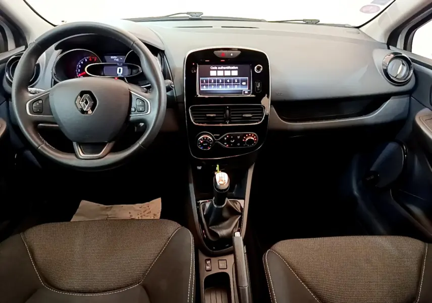 Vue frontale de l'intérieur de la Renault Clio Business TCe 90 2019, avec volant cuir et écran tactile central.