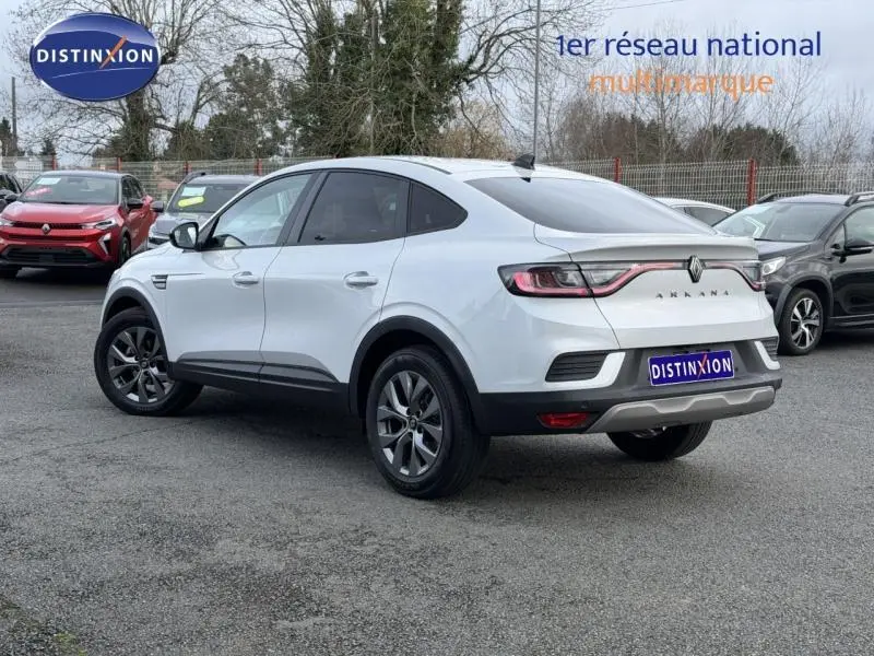 Vue 3/4 arrière droite d'un Renault Arkana blanc 2025 avec feux arrière reliés et jantes alliage sombres.
