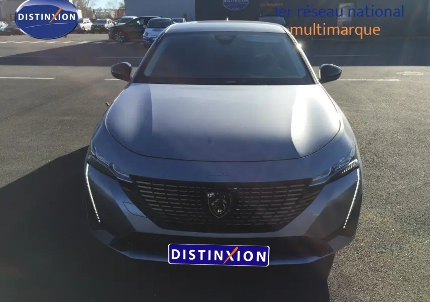 Vue avant d'une Peugeot 308 gris Artense métal 2025, mettant en valeur sa calandre et ses feux LED distinctifs.