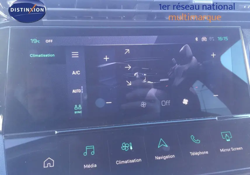 Écran tactile central de la Peugeot 308 gris Artense, affichant les réglages de climatisation et navigation.