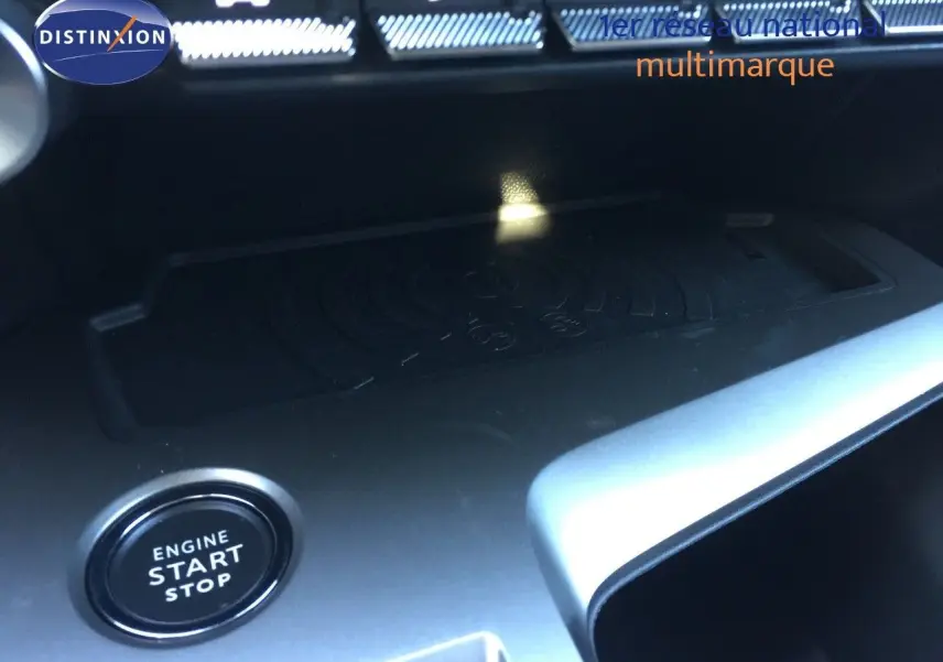 Détail du bouton start/stop et zone de recharge sans fil dans l’habitacle de la Peugeot 308 gris Artense 2025.