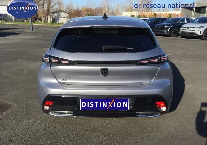 Vue arrière d'une Peugeot 308 gris Artense métal 2025 avec feux LED et logo noir mat distinctif.