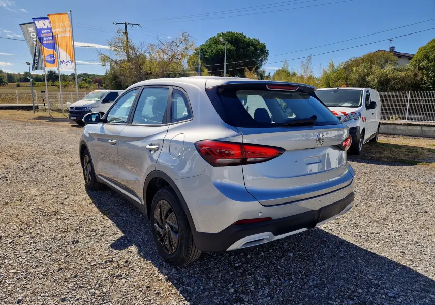 Vue 3/4 arrière droite d’un MG Motor 1.5 L Hybrid+ 197 ch Cosmic Silver avec feux arrière LED et jantes acier 16 pouces.