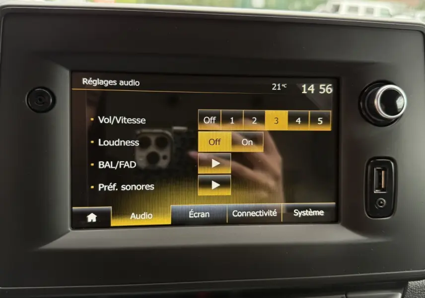 Écran tactile central du tableau de bord du Renault Master 2024 affichant les réglages audio, prise USB visible à droite.