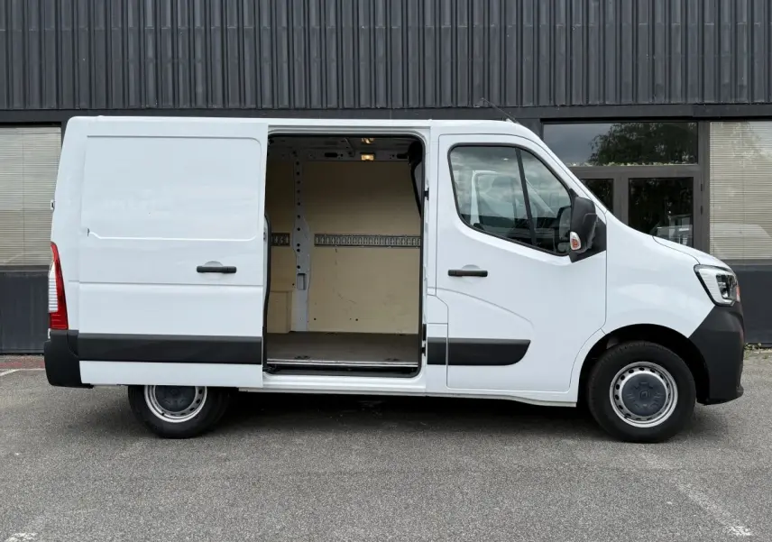 Vue latérale droite du Renault Master blanc 2024 avec porte coulissante ouverte révélant l'espace de chargement vide.