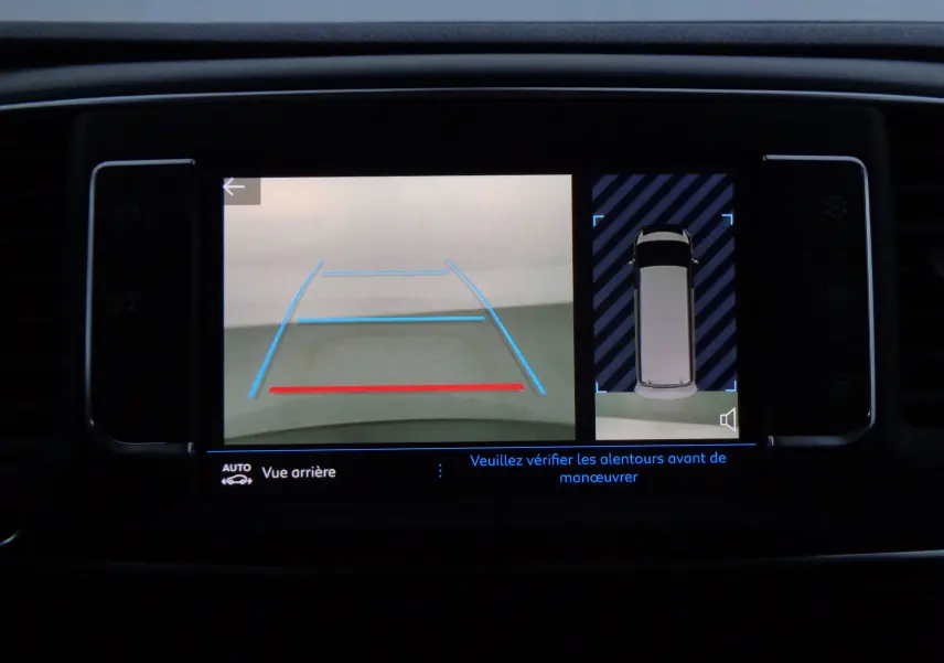 Écran de caméra de recul du Peugeot Expert Long noir perla metal montrant les lignes de guidage et vue aérienne du véhicule.