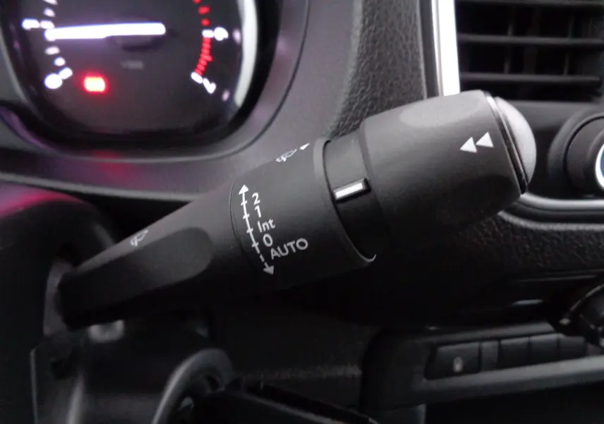 Gros plan sur la commande d'essuie-glace du Peugeot Expert Long 2023, intérieur noir avec tableau de bord partiel visible.