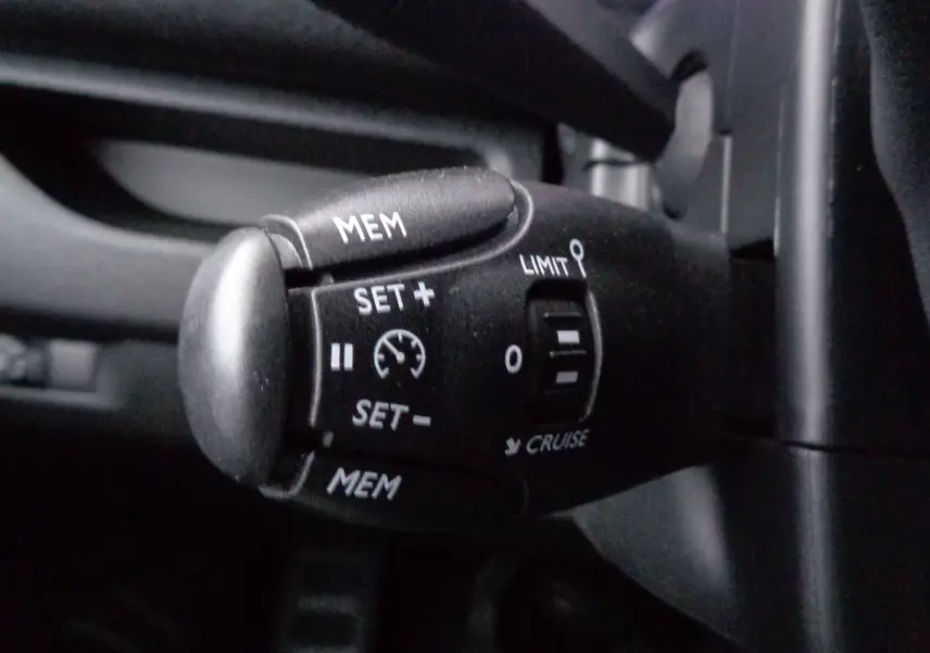 Gros plan sur le commodo de régulateur de vitesse du Peugeot Expert Long 2023 noir Perla Metal, avec commandes MEM et LIMIT.