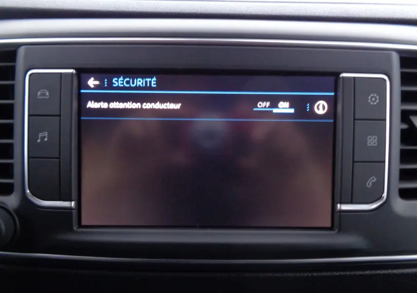 Écran tactile du tableau de bord du Peugeot Expert Long 2023 affichant le menu sécurité avec alerte conducteur activée.