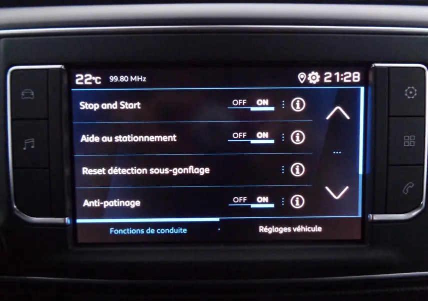 Écran tactile central du Peugeot Expert Long 2023 affichant les réglages de conduite avec options Stop and Start et aide au stationnement activées.