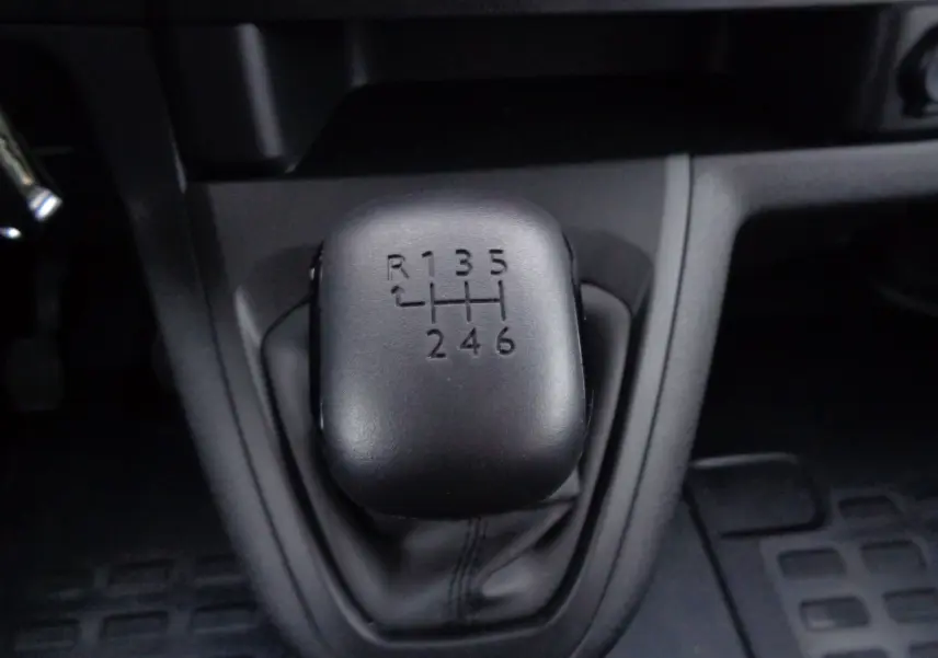 Le levier de vitesses manuel noir du Peugeot Expert Cabine Approfondie Long 2.0 BlueHDi 140, vue rapprochée intérieure.